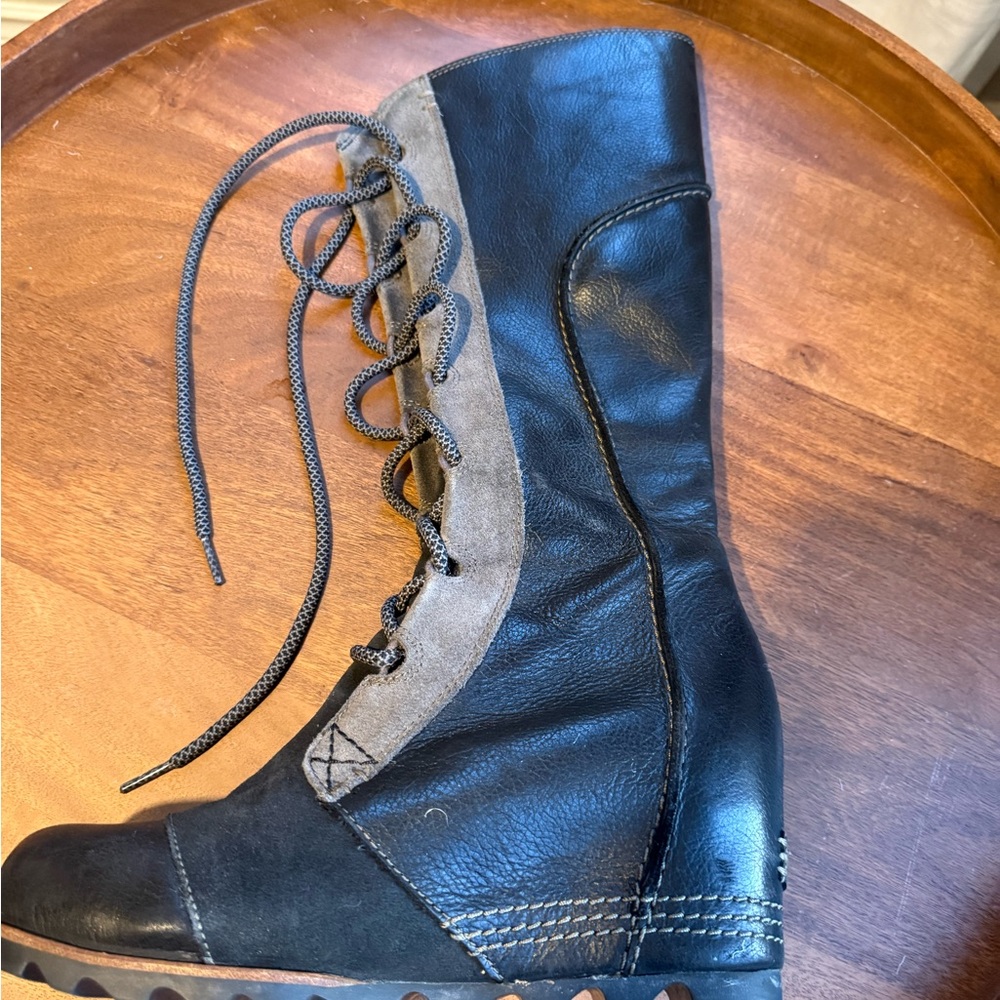 Sorel Black and Tan Lace Up Boots